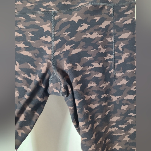 ATHLETA Salutation Stash Pocket 7/8 Tight- camo- Size medium - Picture 4 of 8